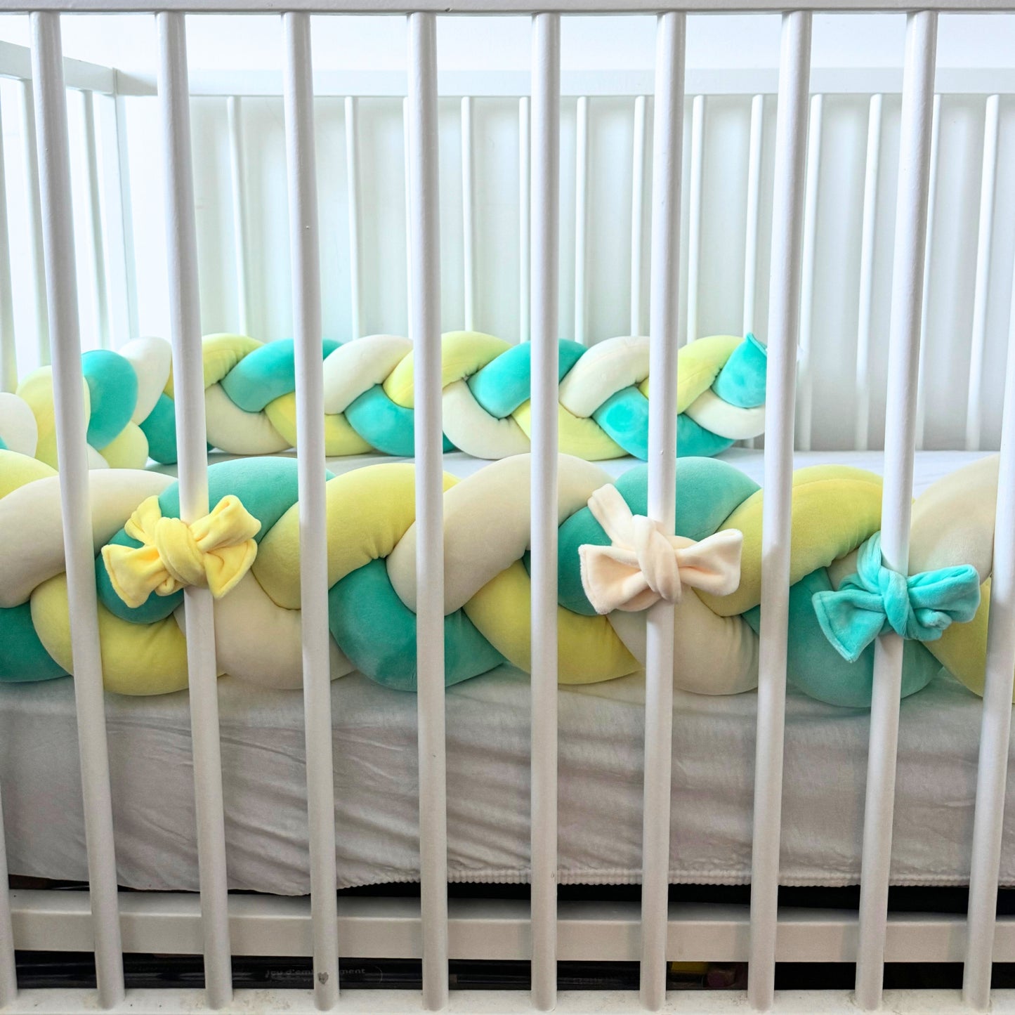 Tresse de lit bébé fixée aux barreaux grâce aux rubans, protection latérale sécurisée