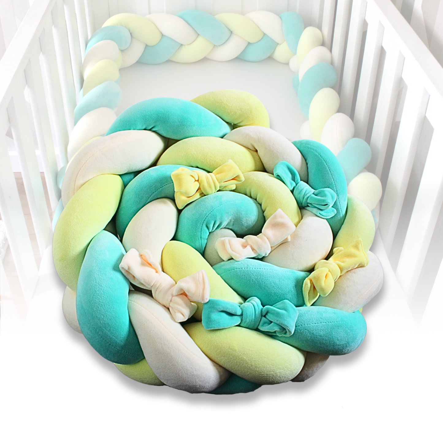 Tresse Luvolie enroulée avec 6 rubans de fixation et un lit bébé en fond