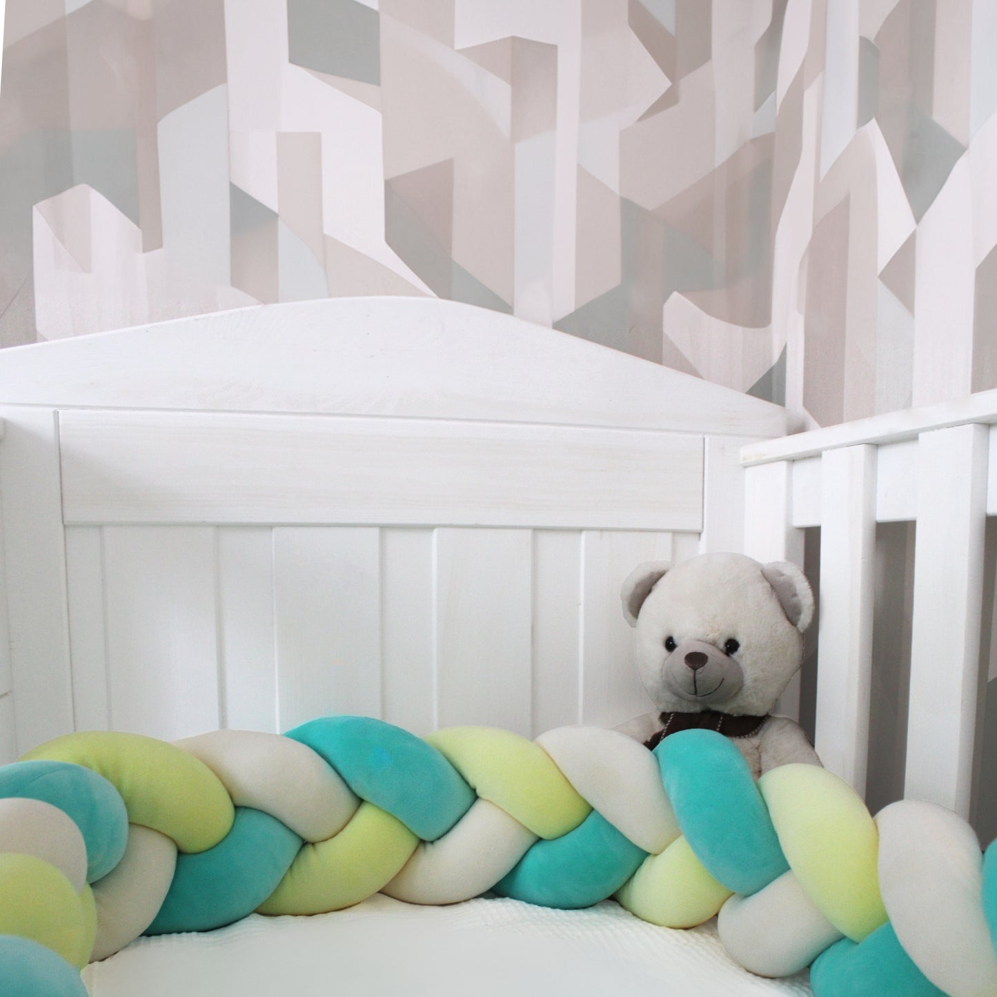 Gros plan de la tresse Luvolie dans un lit avec un ours en peluche en arrière-plan